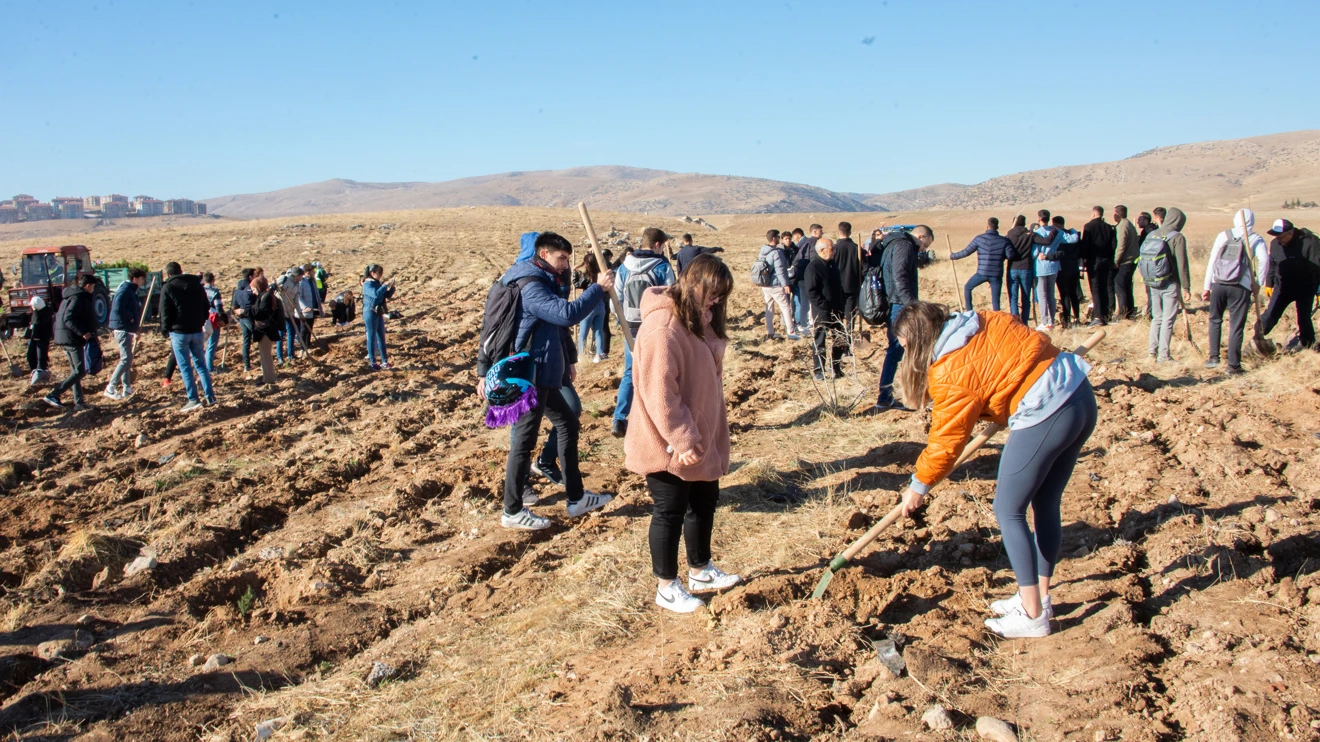 Selçuk Üniversitesinde 1800 fidan toprakla buluştu